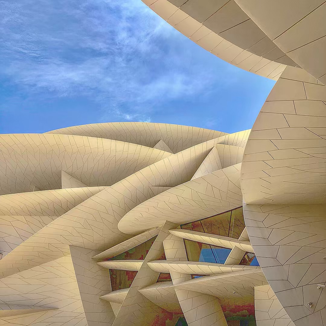 Inaugurato il 28 marzo a Doha il  National Museum of Qatar, disegnato dall’architetto francese Jean Nouvel. Il museo, a forma di rosa del deserto, è dedicato alla storia del Qatar e al suo popolo. Spettacolare, dall'architettura all'esperienza unica e immersiva visitqatar