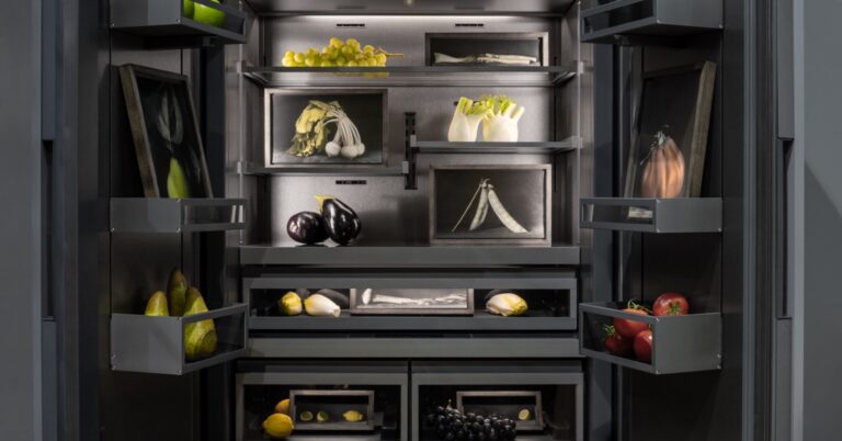 Gaggenau × CRAMUM — D’ENTRO di Ingar Krauss: la fotografia entra nel frigorifero e ne trasforma lo spazio.